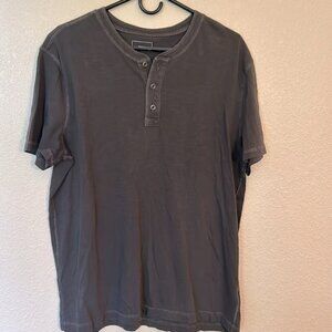 Men’s short sleeve top size large